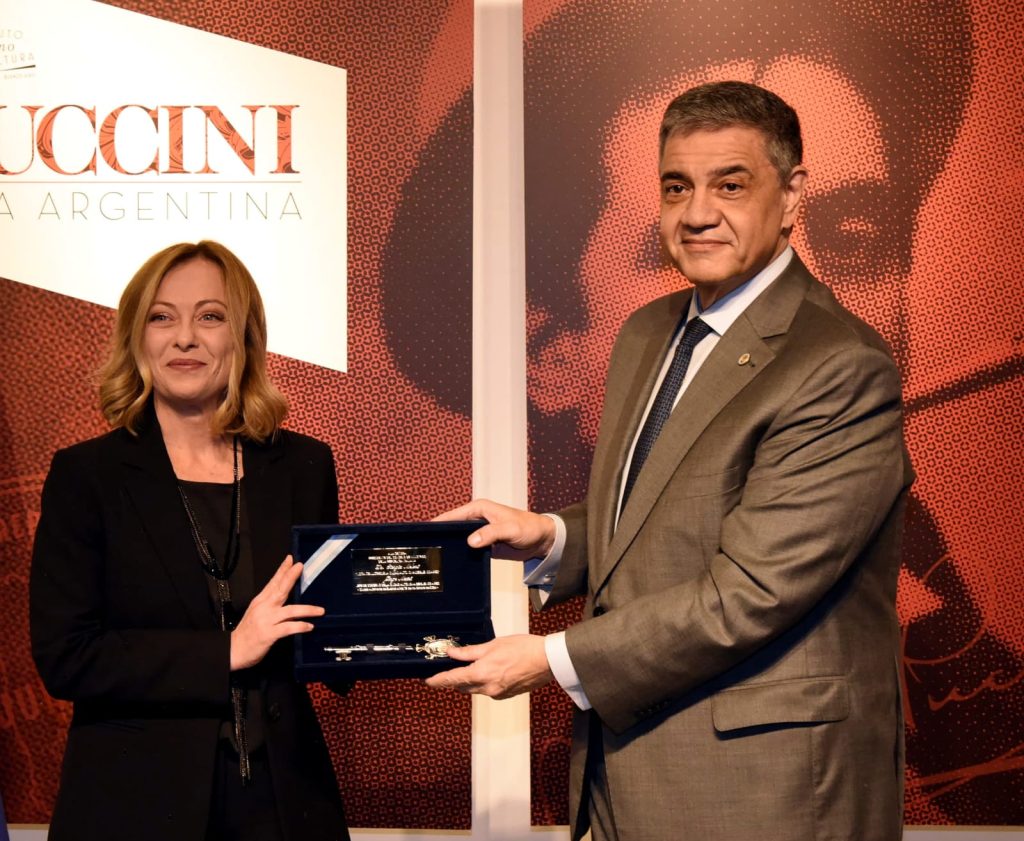 Al igual que a Macron, Jorge Macri le entregó la Llave de la Ciudad a la presidente del Consejo de Ministros de Italia, Giorgia Meloni