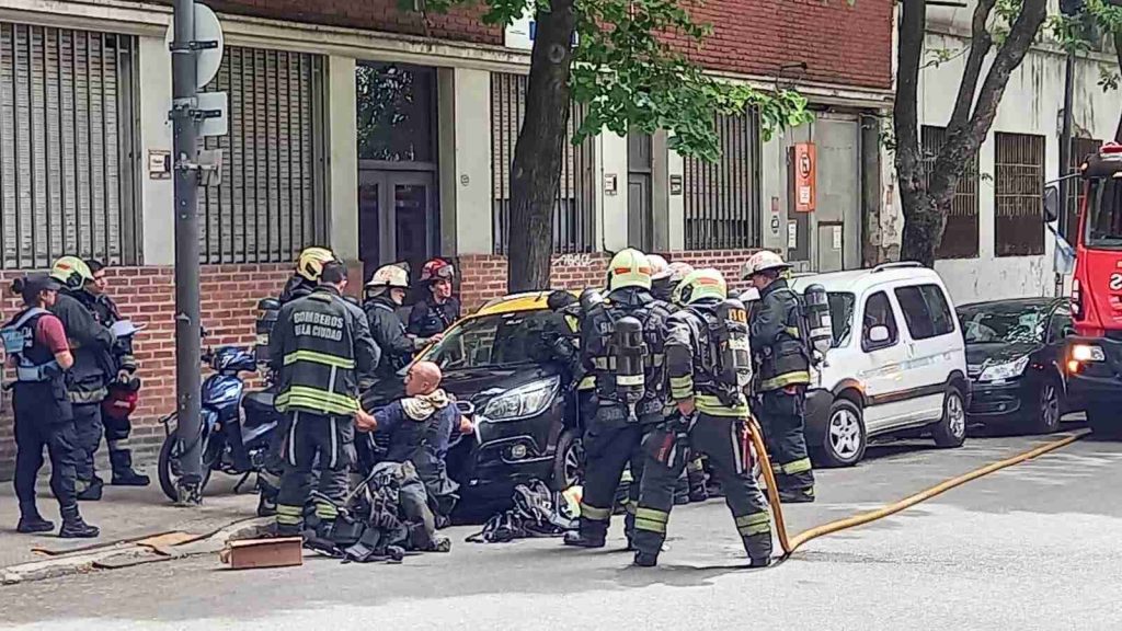 Balvanera: principio de incendio en un taxi sobre Venezuela al 2600