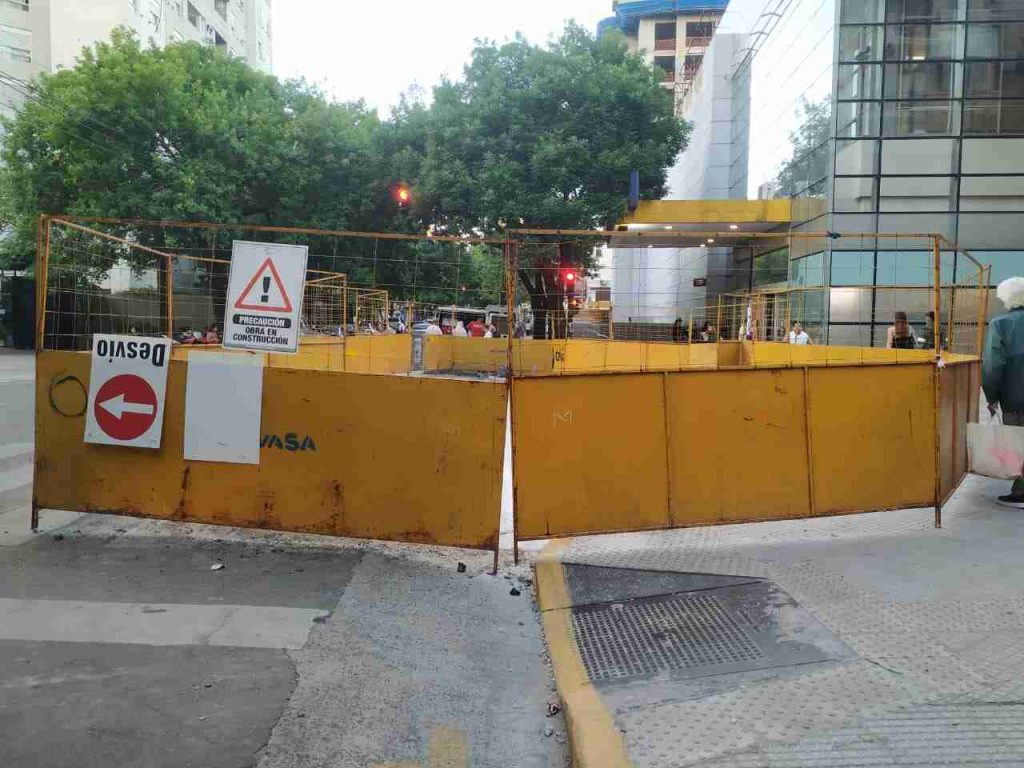 Abasto: nivelaron la esquina de Guardia Vieja y Gallo para evitar que los autos se dañen