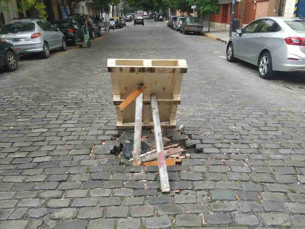 Abasto: bache en Bustamante casi Tucumán, vecinos pusieron un pallet par alertar a los conductores