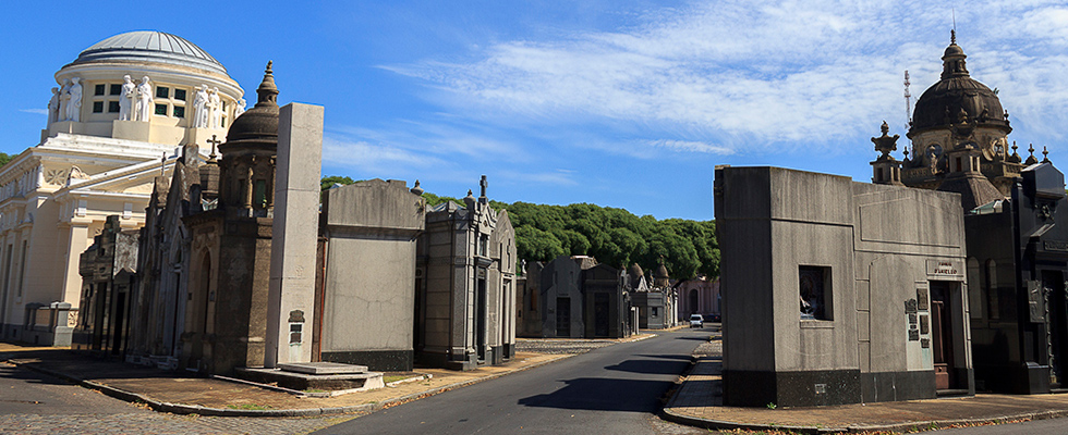 Misas por el “Día de los Difuntos” en los cementerios de Chacarita, Recoleta y Flores