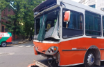Choque entre un micro escolar y un colectivo en La Boca