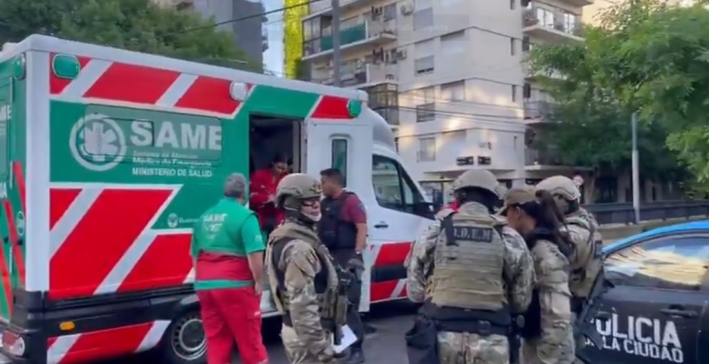 Núñez: imputaron y trasladaron al Pirovano a un hombre que se atrincheró en un kiosco y se autolesionó con un vidrio