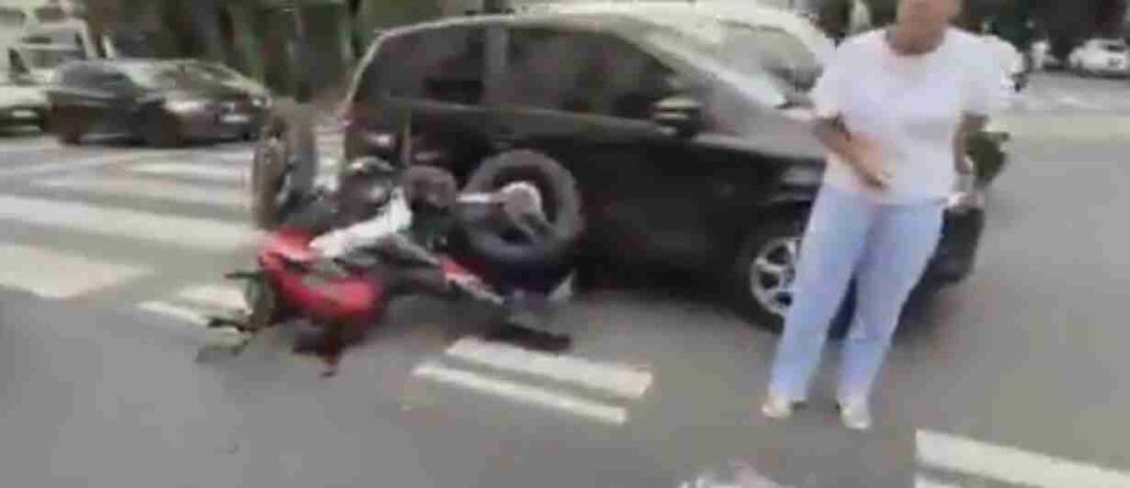 Abasto: choque entre una moto y un auto en Gallo y Córdoba, un hospitalizado