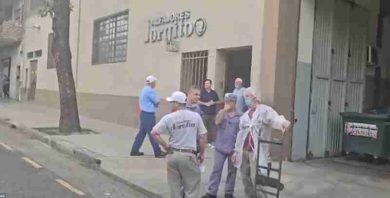 Boedo: incendio y evacuación en la fábrica de alfajores Jorgito, cuatro personas asistidas
