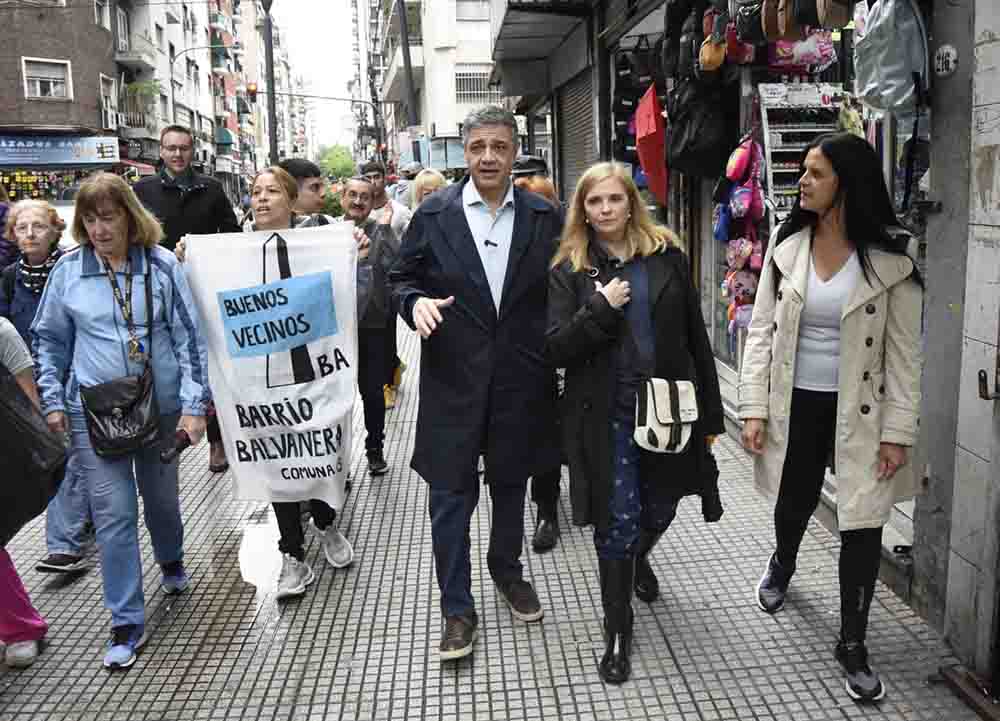Macri recorrió el Once reafirmando su compromiso de prohibir a los manteros