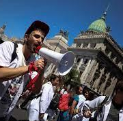 Los Hospitales Nacionales se movilizaron al Congreso en rechazo al Presupuesto 2025