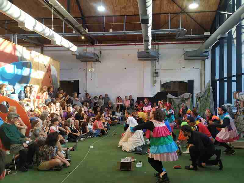 Con gran concurrencia, Sin Telón, grupo de teatro comunitario del Abasto, presentó “Memorias de la Estación”, obra sobre la lucha vecinal por la construcción del Parque de la Estación
