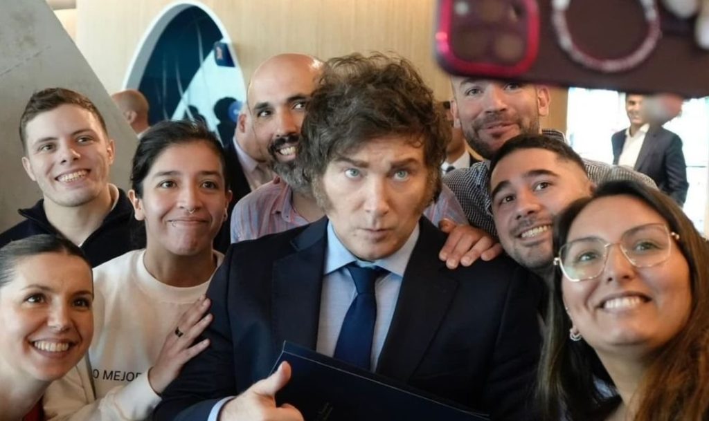 Javier Milei visitó las oficinas de Ualá en Palermo: dijo que la recesión terminó y que “el país está entrando en su mejor momento de los últimos 100 años”