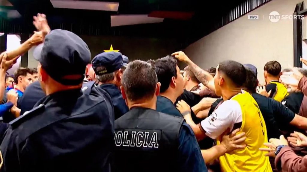 Incidentes contra los jugadores de Platense camino al vestuario tras el empate de visitante con Tigre