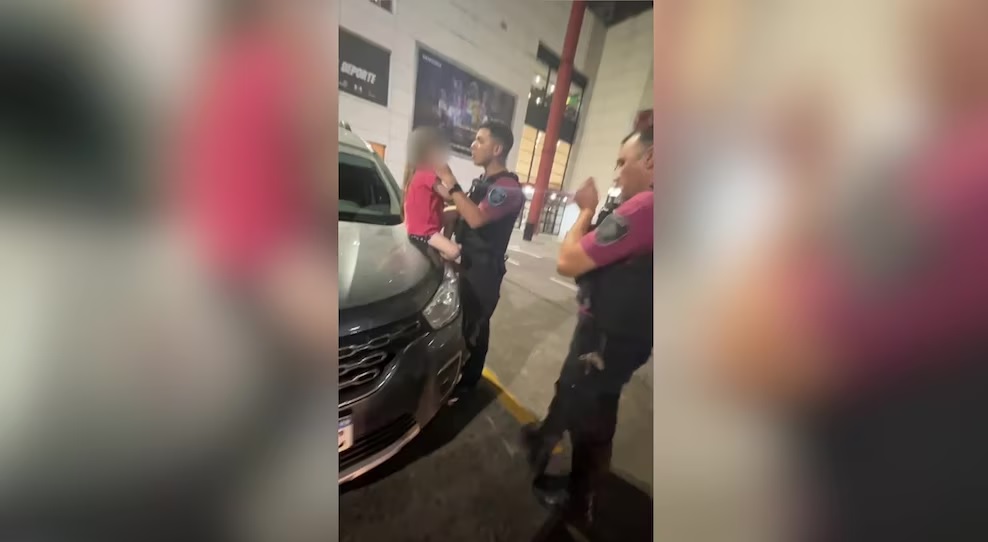 Villa Devoto: la policía rescató a una niña que estaba encerrada en el auto de sus padres