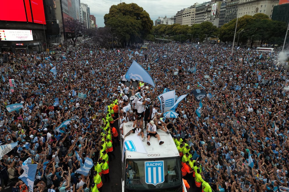 Racing Campeón: los hinchas coparon el Obelisco durante dos jornadas consecutivas
