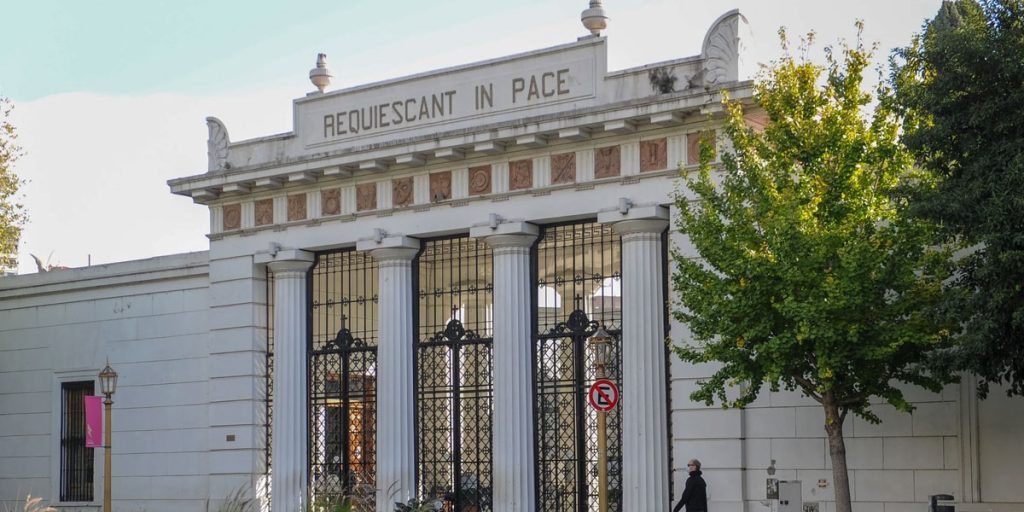 El GCBA restaurará el pórtico de acceso al Cementerio de la Recoleta