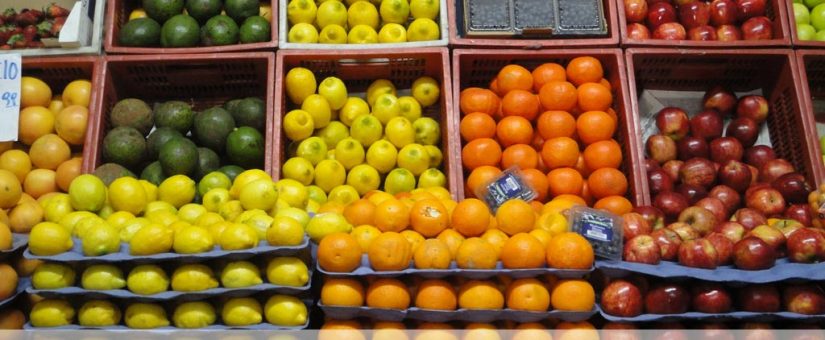 Feria de alimentos a precios populares en Plaza Constitución