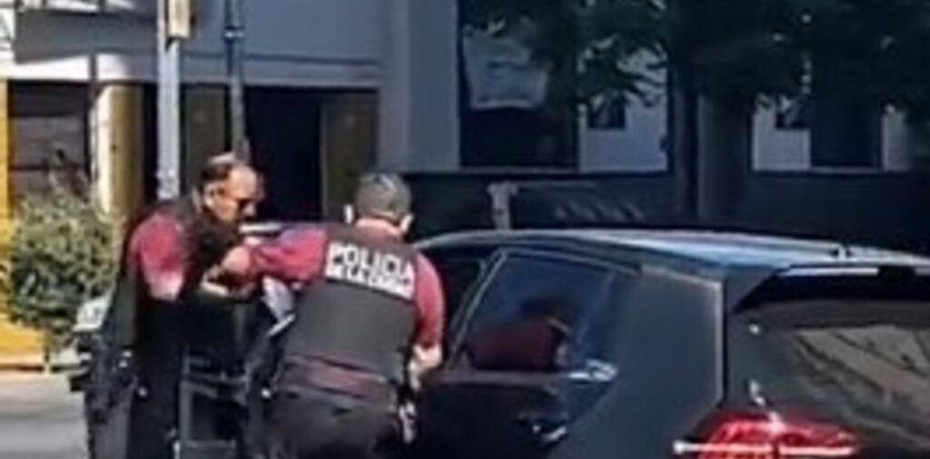 El joven que evadió un control y casi atropella a dos policías en Villa Urquiza fue identificado en Saavedra