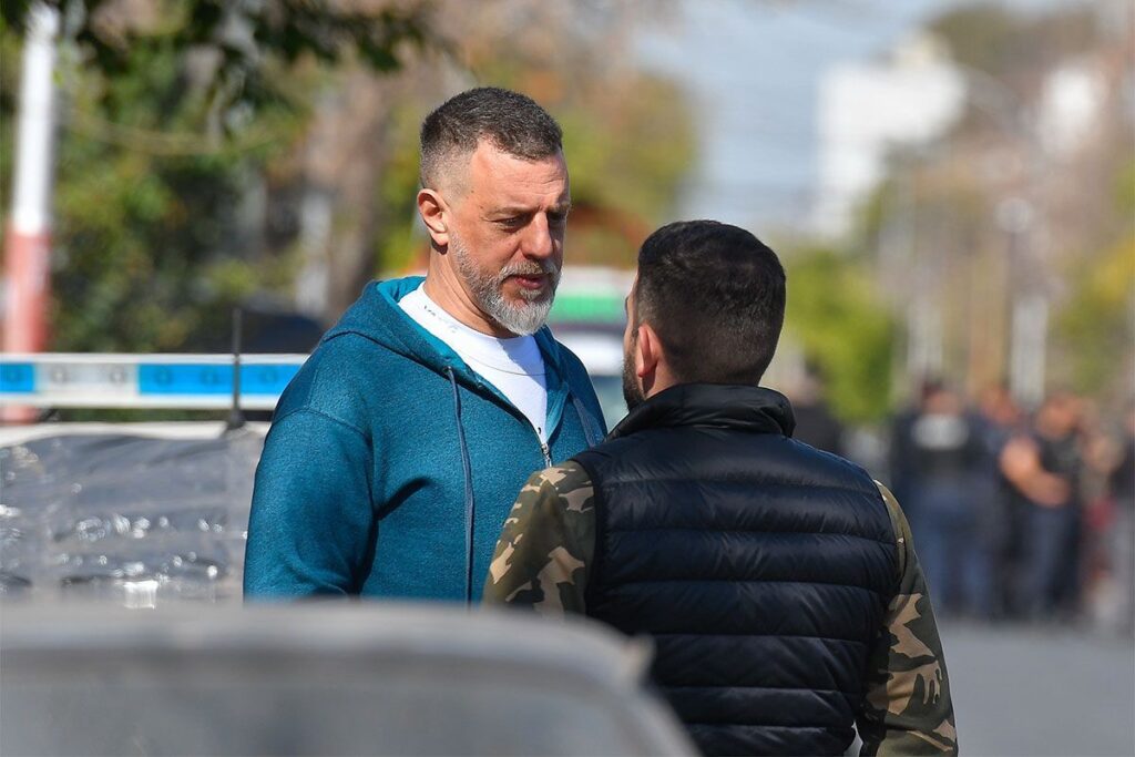 A días de asumir en la SIDE, divulgan un video de Kravetz golpeando a un detenido en la calle