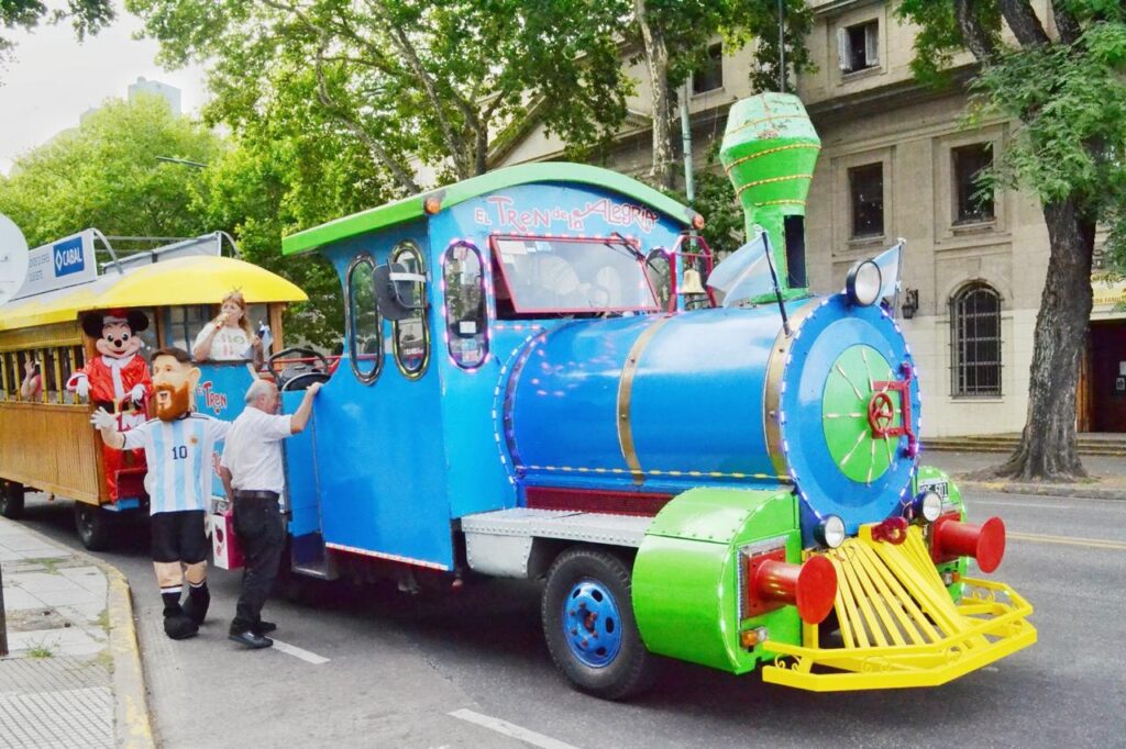 Papá Noel y Messi, juntos en la plazoleta de Balbín y Tronador en un evento organizado por Comercios de Saavedra
