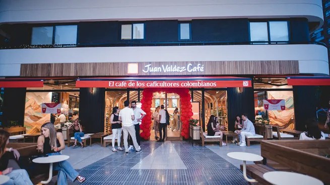 Una cafetería colombiana abrió en Núñez su tienda más grande del mundo