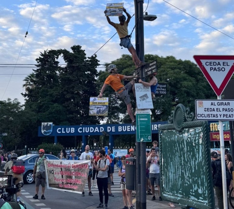 Escaladores en defensa de la «Palestra» que funciona en Núñez