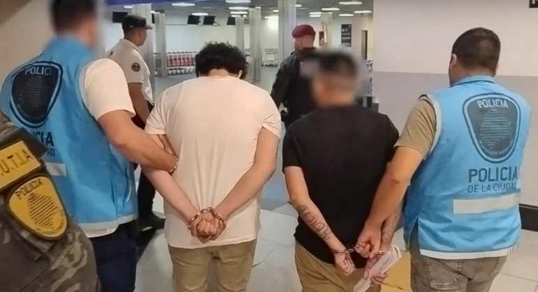 Expulsaron a dos colombianos que entraron a robar a un edificio