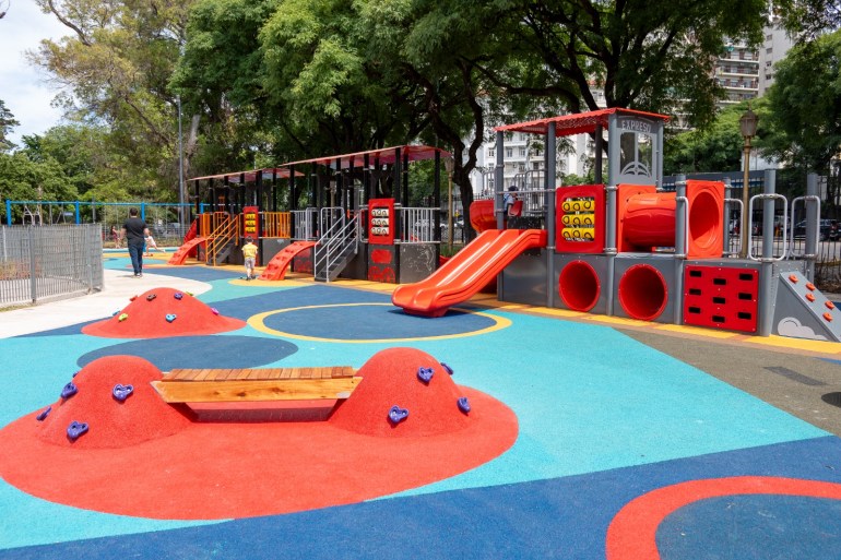 Renovaron el patio de juegos en la Plaza Bolivia