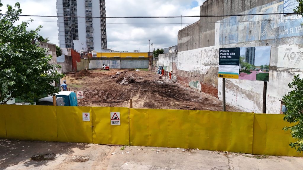 Inició la construcción de la primera plaza del barrio de Villa Santa Rita y esperan inaugurarla en marzo