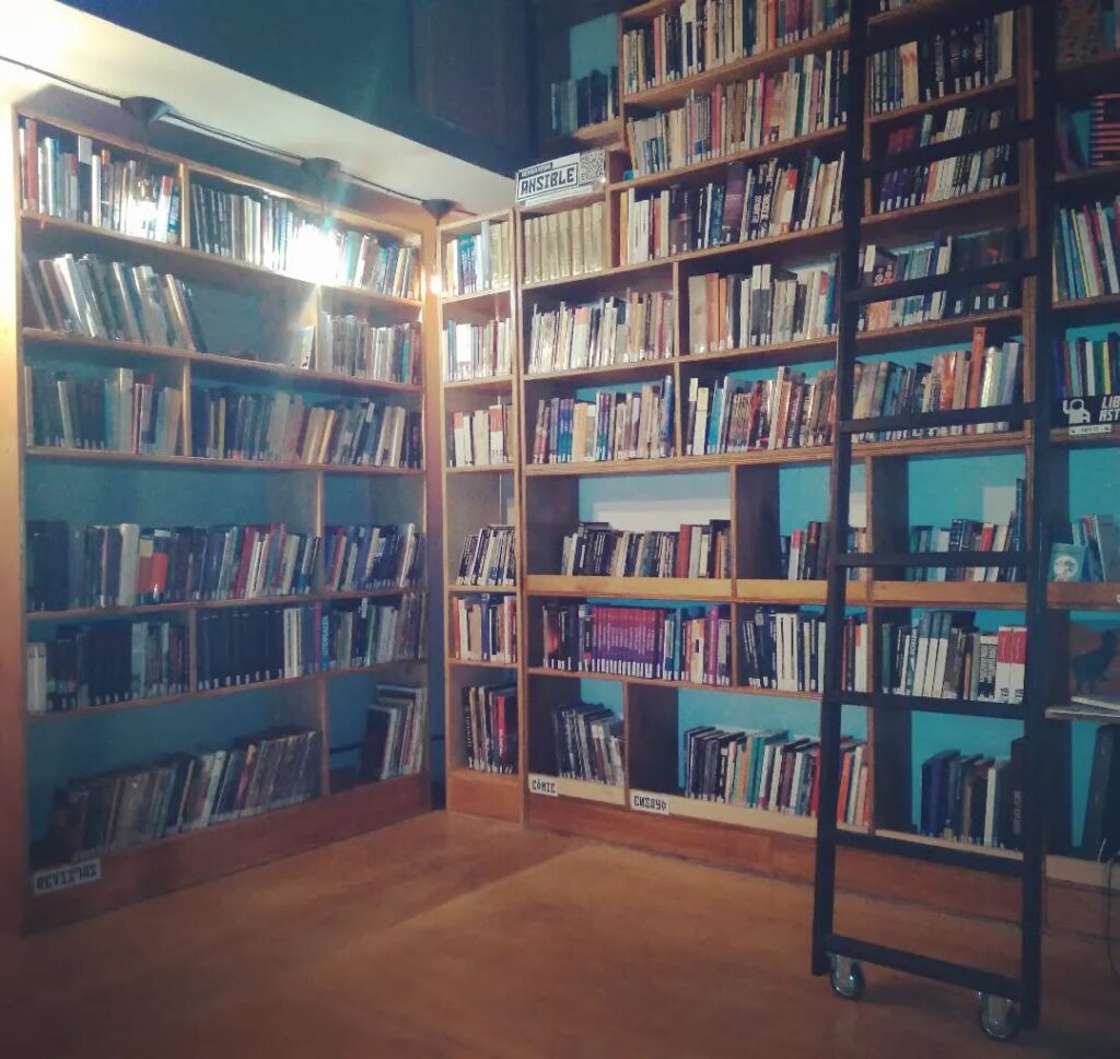 Villa Santa Rita: homenaje a la Biblioteca Popular Ansible, especializada en ciencia ficción, fantasía y terror