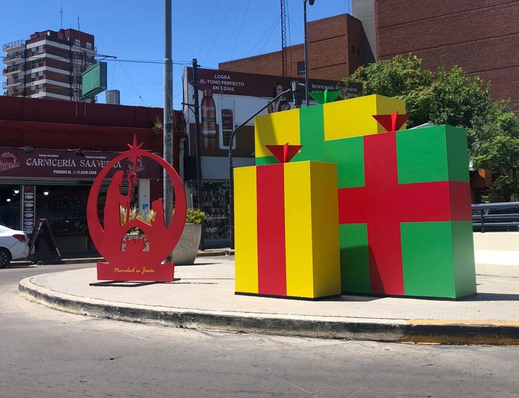 Navidad: pesebre y regalos gigantes sobre el viaducto de Balbín
