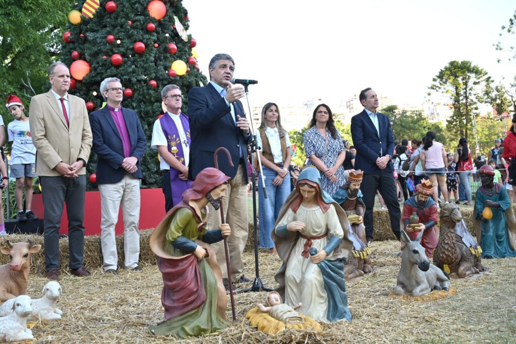 Parque de la Navidad: el jefe de gobierno con referentes religiosos en la bendición del pesebre