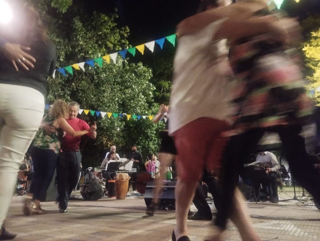 La plaza Sarmiento se llenó de tango para celebrar los 152 años del barrio de Liniers