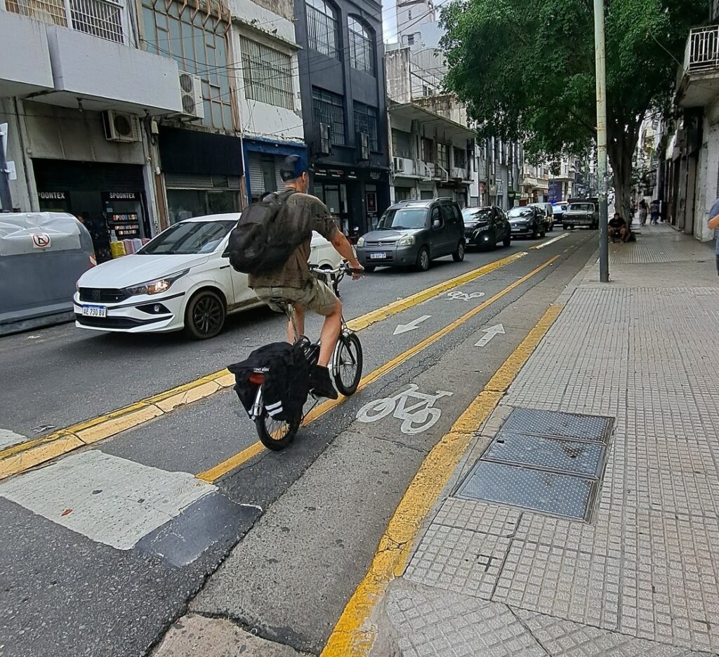Una precautelar ordena detener la remoción de la ciclovía en la calle Tucumán