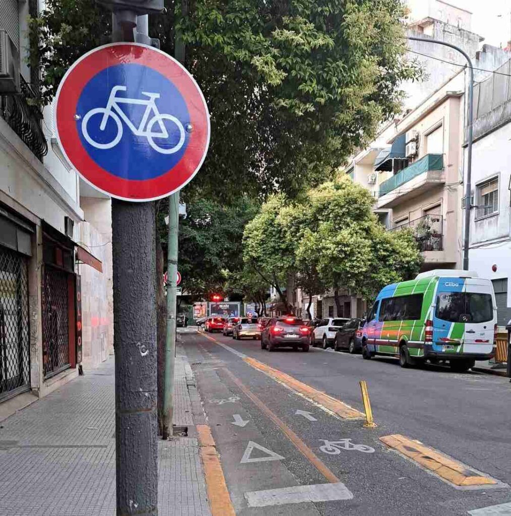 La Justicia ordenó frenar la remoción de la ciclovía de la calle Tucumán que une el Abasto con el centro