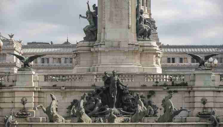 Plaza Congreso: Paseo de Compras Navideño y aguas danzantes en el monumento recién reparado