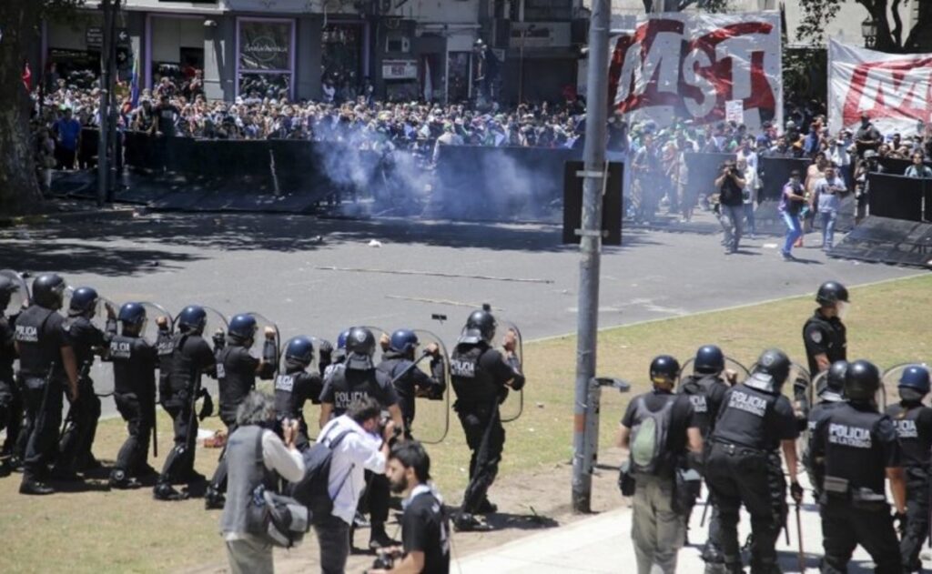 Primera conmemoración del Día de la Policía de la Ciudad en recuerdo del operativo ante “las 14 toneladas de piedras” en Congreso