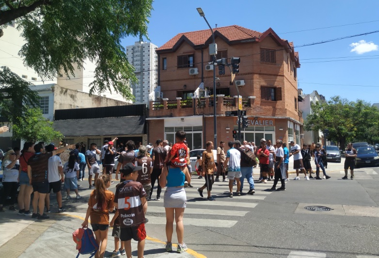 La caravana de Platense por la vuelta a Pedraza: el testimonio de los hinchas, desde uno que casi nace en la cancha al homenaje al Polaco “en el alambrado”