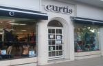 El Centro Comercial Alberdi reconoce a Curtis tienda tradicional de Mataderos