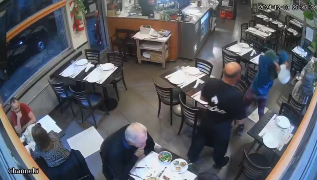 Video: pedía dinero, el mozo le pidió que se fuera y causó destrozos dentro de una conocida parrilla de Saavedra