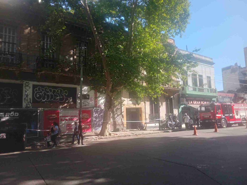 Balvanera: se derrumbó un edificio y evacuaron a unas 35 familias del hotel lindero