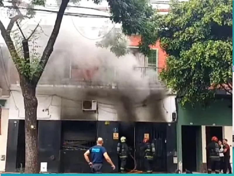 Se incendió una fábrica textil en Chacarita y afectó a viviendas linderas