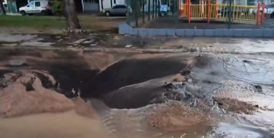 Un caño roto anegó el bulevar San Isidro Labrador