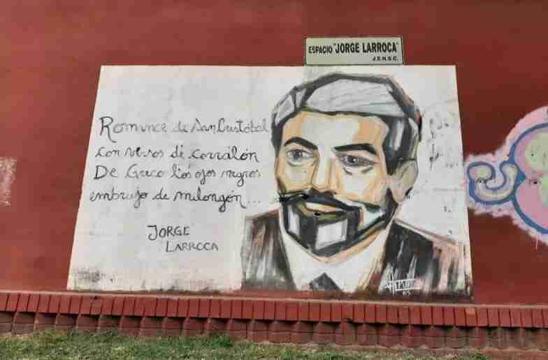 San Cristóbal: derribaron un mural sobre el historiador Jorge Larroca ubicado hace más de 20 años en la Plazoleta Brontes