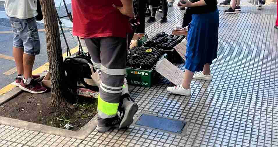 Buenos Vecinos BA asegura que hay manteros en Once otra vez