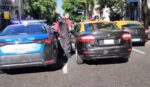 Congreso: un taxista se quedó dormido en plena avenida Rivadavia y la policía intentó despertarlo durante varios minutos