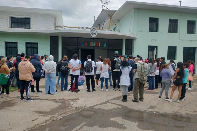 Familias y docentes rechazan el cierre de una escuela pública en Núñez