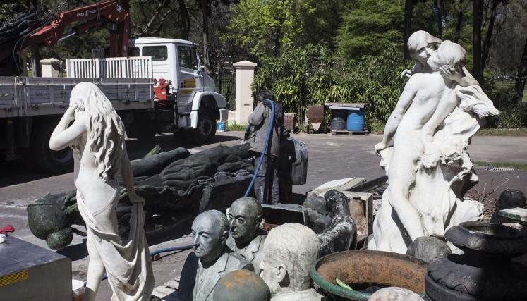 Trabajos en el hospital de estatuas de la ciudad