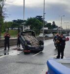Un auto volcó en General Paz y Dellepiane por un choque contra un camión con acoplado