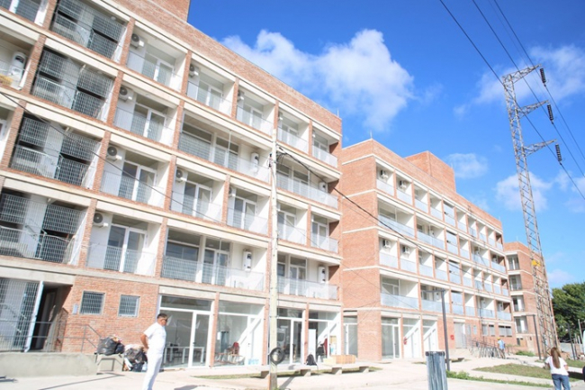 Entregan las viviendas del complejo habitacional Peribebuy en la Matanza