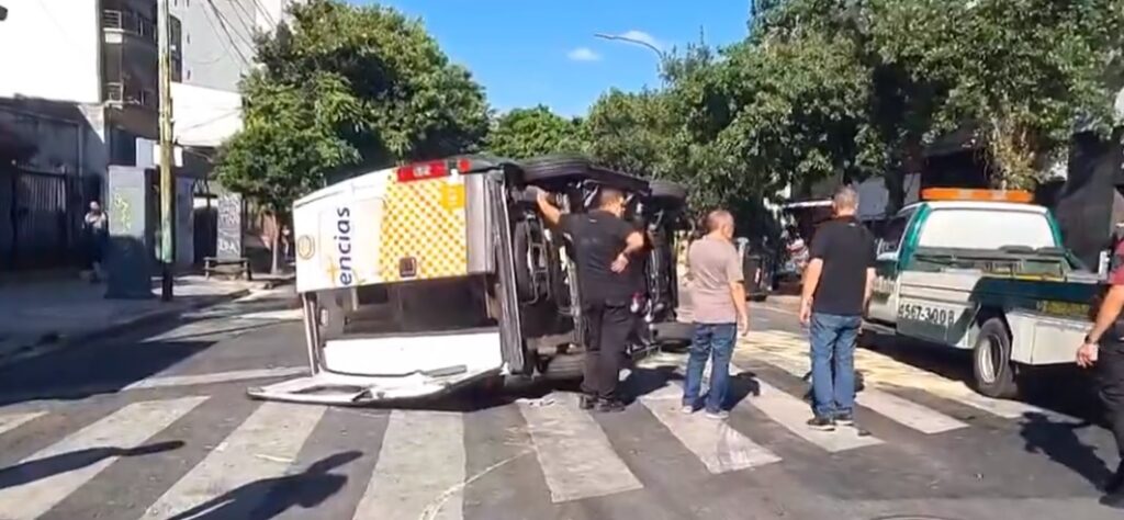 Una ambulancia chocó y volcó en Balbín y Congreso: cuatro heridos fueron derivados al Pirovano