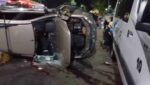 Once: un conductor borracho embistió dos autos estacionados y volcó