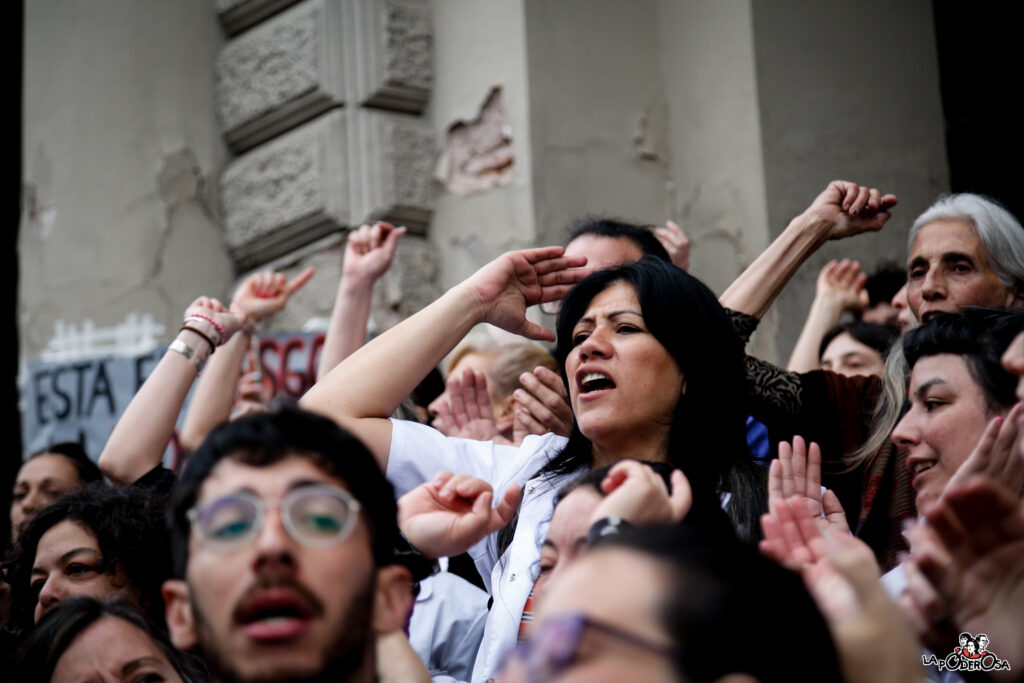 Abrazo al Hospital Bonaparte de Parque Patricios ante nuevos despidos: “Un vaciamiento, porque es la mitad de la planta”